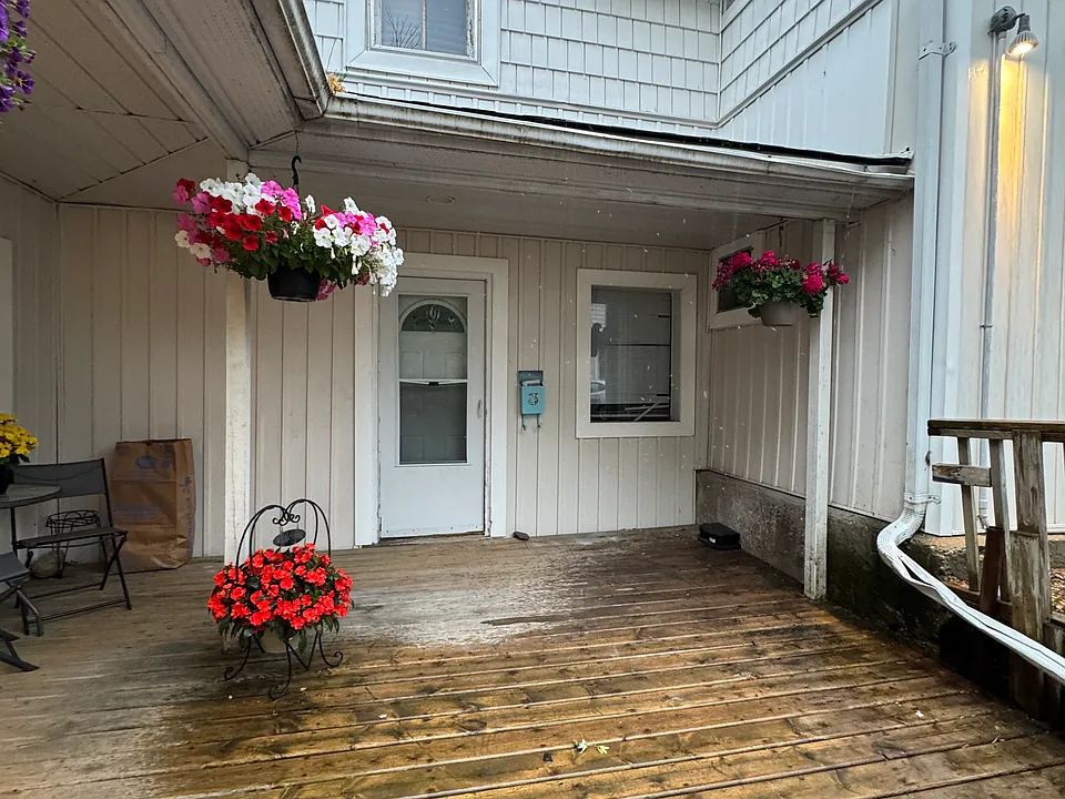 8 Peel St #3