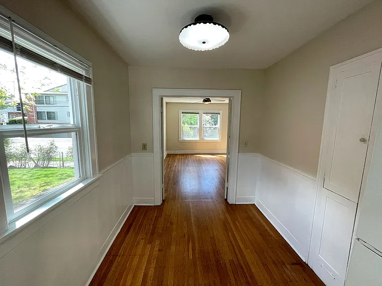 Vintage 1 Bedroom with Hardwood Floors, Close-In Location — Photo 9