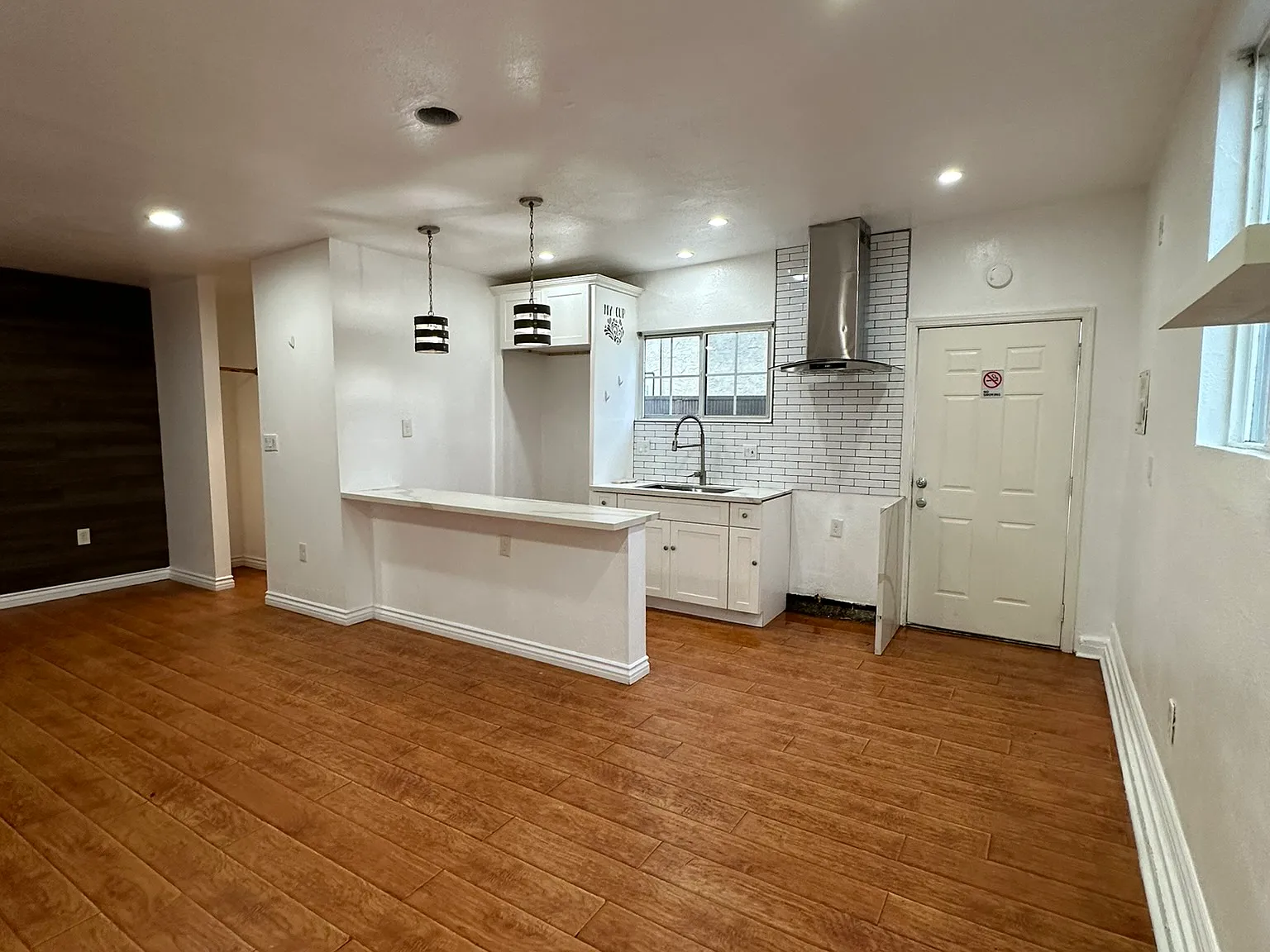Studio, 400 sqft, $1,695 — Photo 2