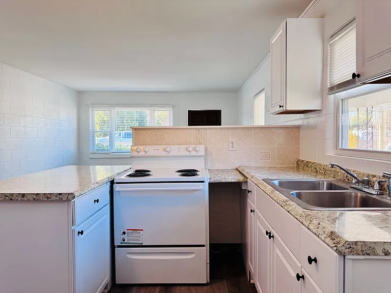 826 N Main St — Photo 6