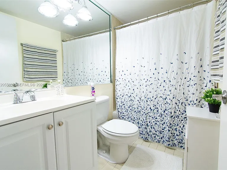 1621 Collins Ave #205 — Photo 20