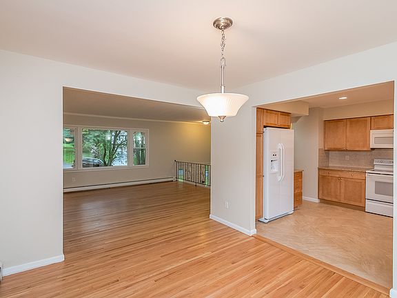 3rd image of 120 Jennifer Ct