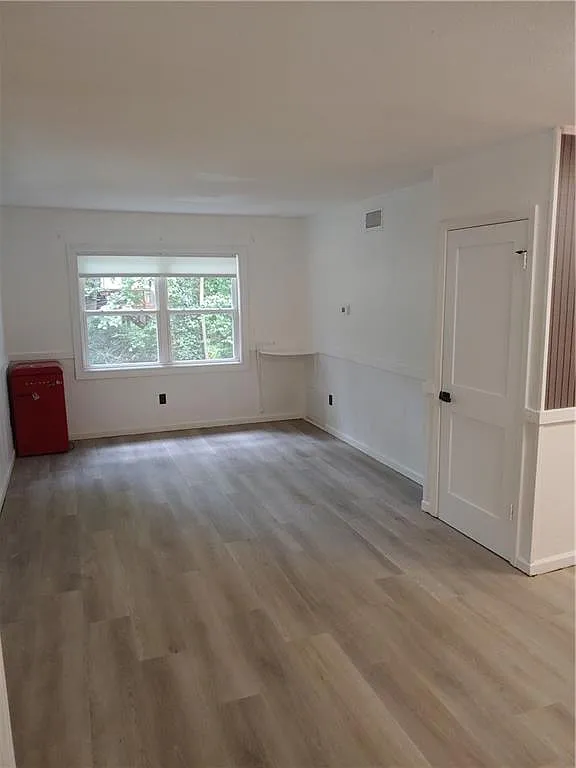 2 bed, 1.0 bath, 1937 sqft, $1,600 — Photo 2