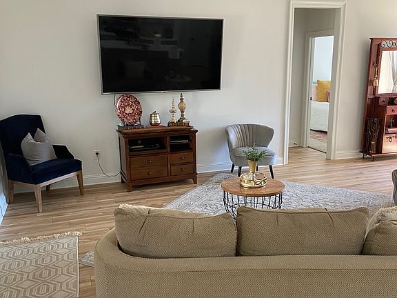 5th image of 228 Oak Alley Dr