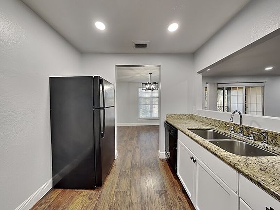 3rd image of 3979 Versailles Dr
