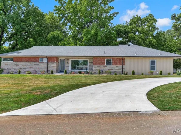 2 Dorclin Ln, Saint Louis, MO 63128