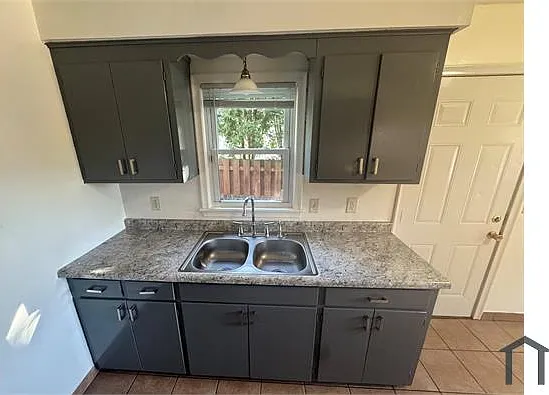 3 bed, 1200 sqft, $1,965 — Photo 4