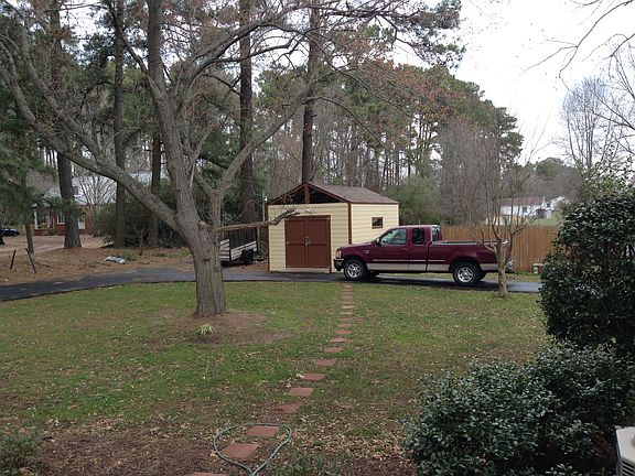 Lg, wooded, level back yard