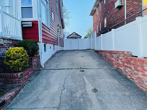 Long driveway for lots of parking