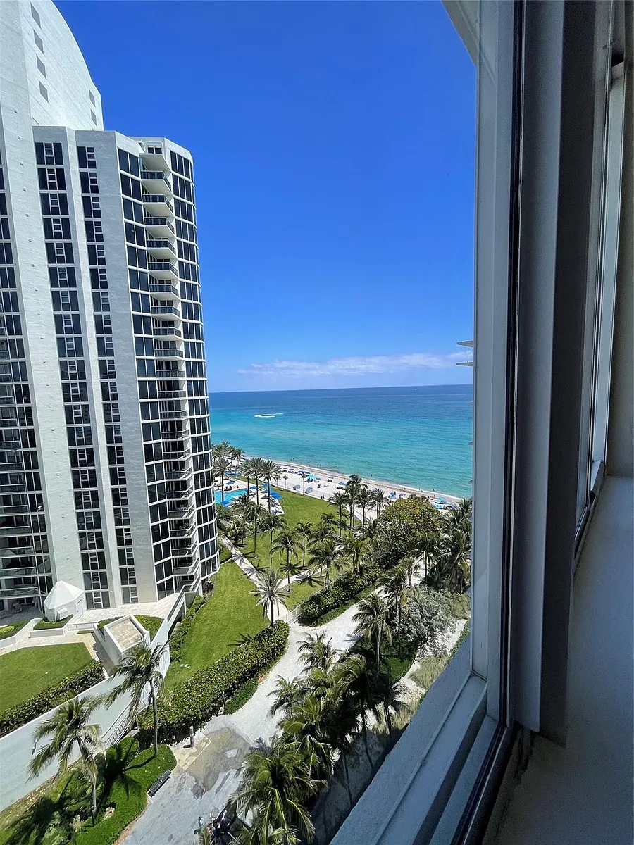 Building Photo - 19201 Collins Ave #1122