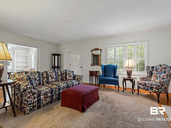 5th image of 300 Woodlands Ave