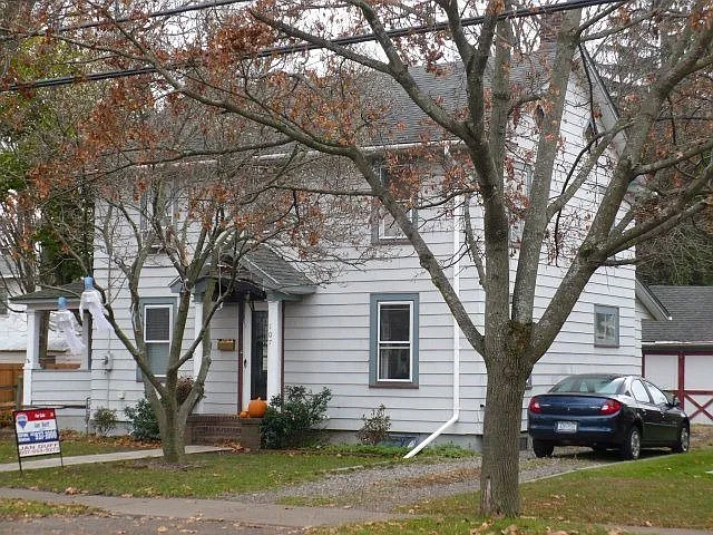 107 Sayre St photo 1