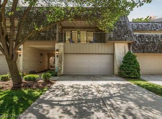 1201 Oakwood Ct, Rochester, MI 48307