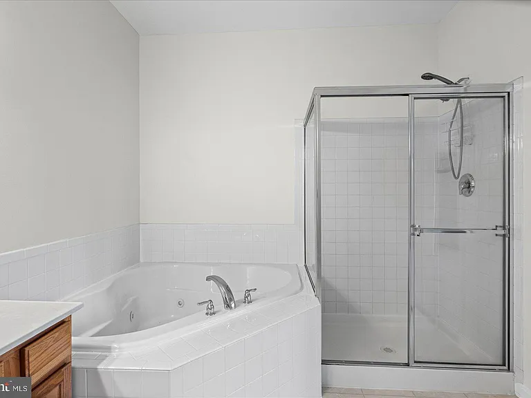 1670 Mohegan Dr #B — Photo 23
