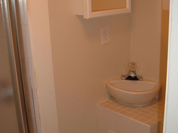 BATHROOM 1
