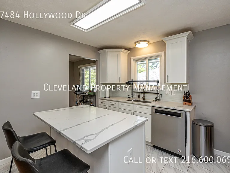 27484 Hollywood Dr — Photo 12