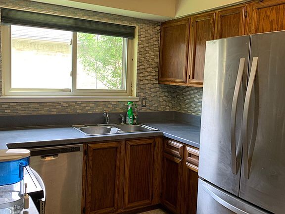 Dishwasher, large refrigerator
