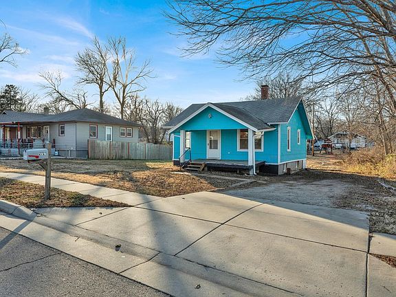 4th image of 2721 SE Colorado Ave