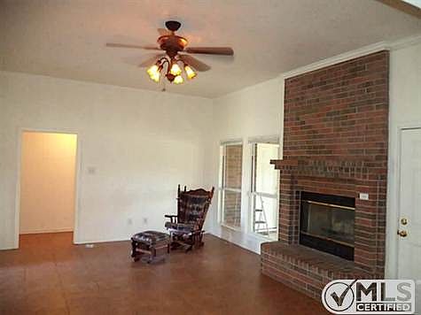 3rd image of 601 Parker Ln