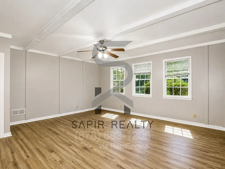 373 James St SW — Photo 3