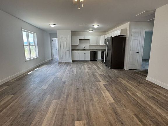 3rd image of 216 Quinn Hill Ln