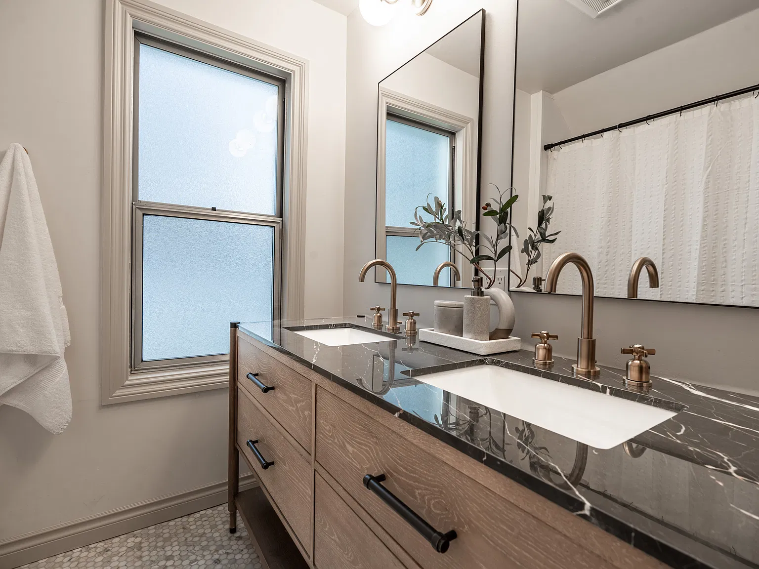 2 bed, 1772 sqft, $3,995 — Photo 4