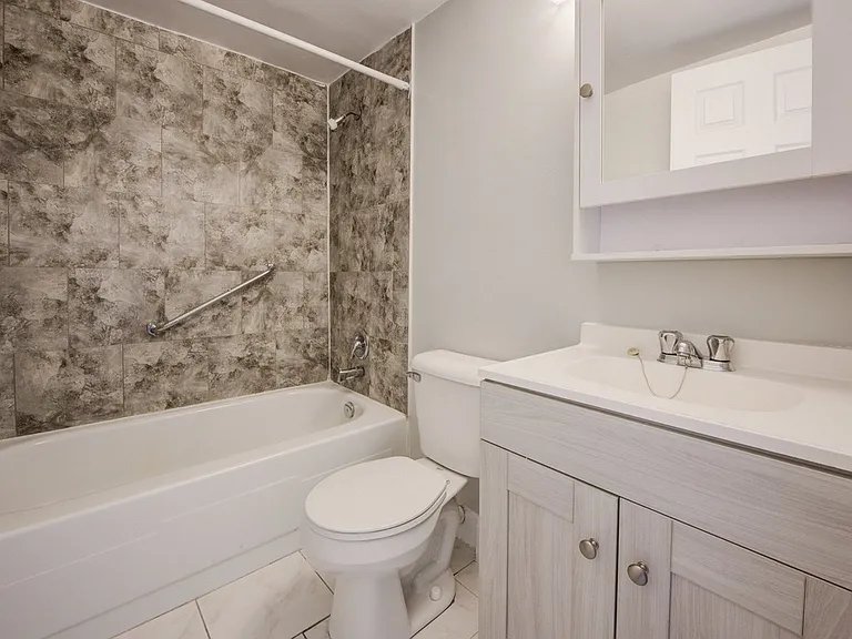 40 Mohawk Rd E — Photo 16