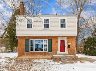 1764 Prestwick Rd, Grosse Pointe Woods, MI 48236
