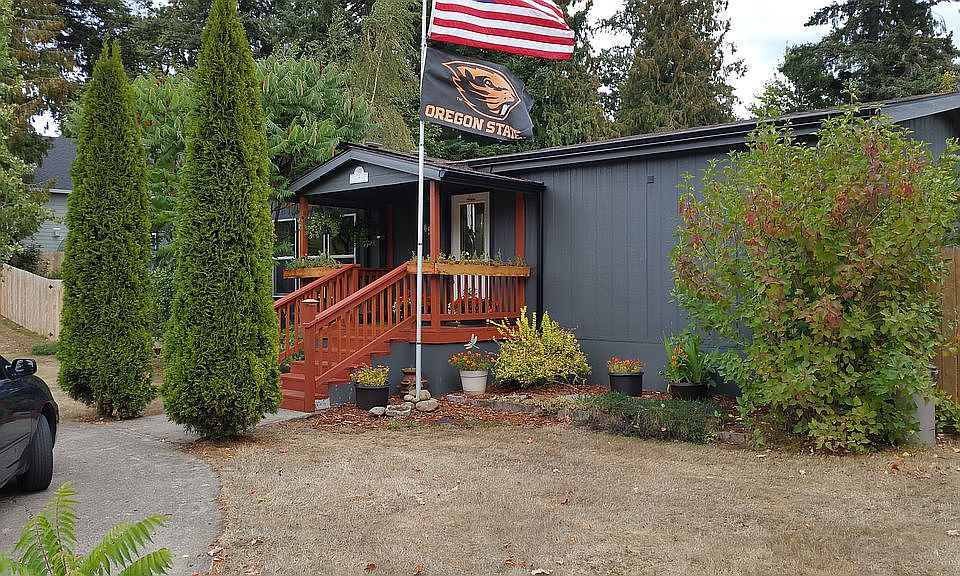 2nd image of 454 SW Ivy Rd
