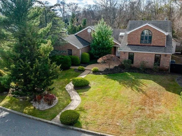 12 Deer Run, East Islip, NY 11730