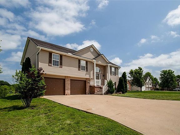 2nd image of 705 SW Woodland Cir