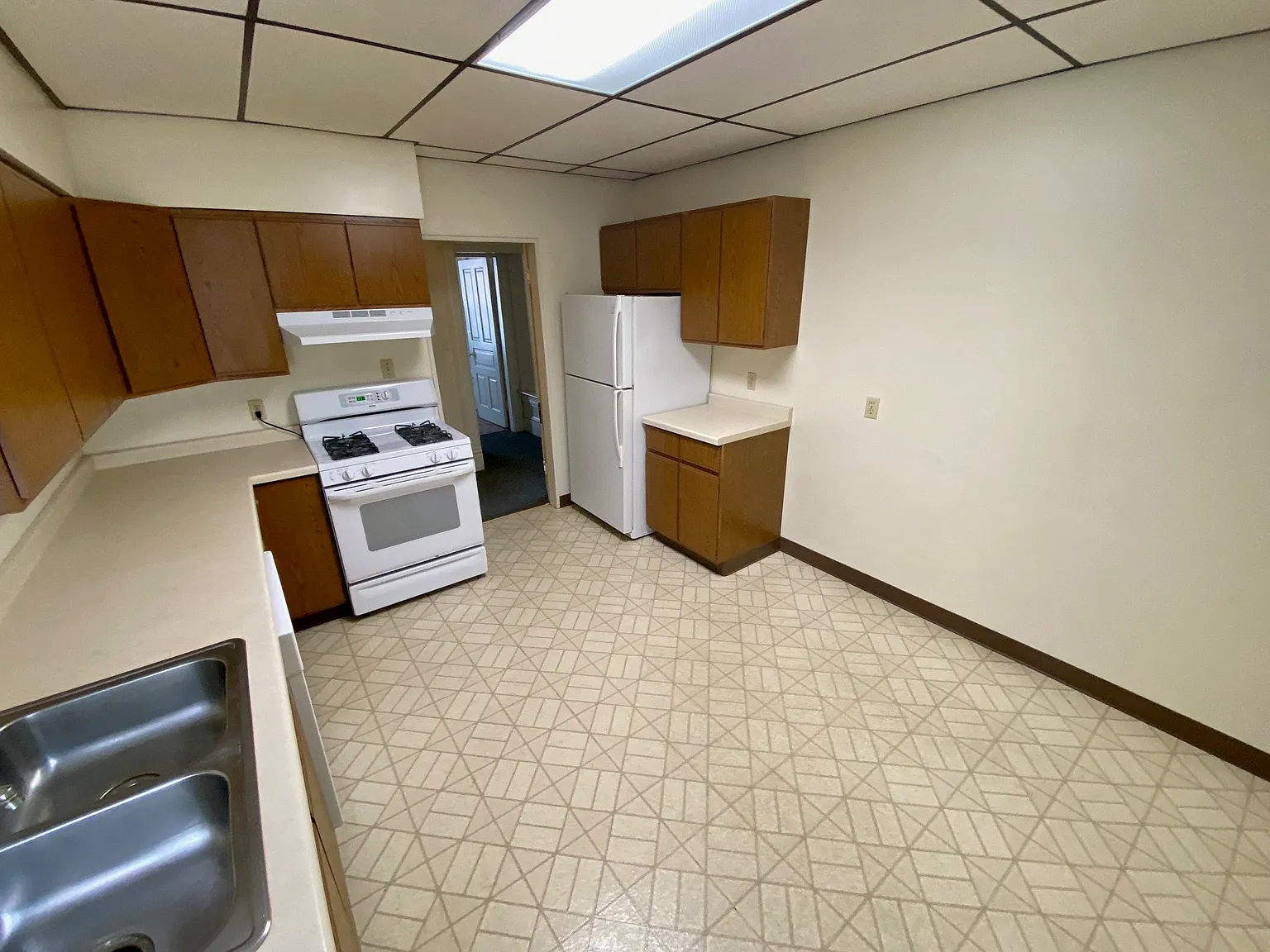 5 bed, 1800 sqft, $2,625 — Photo 2