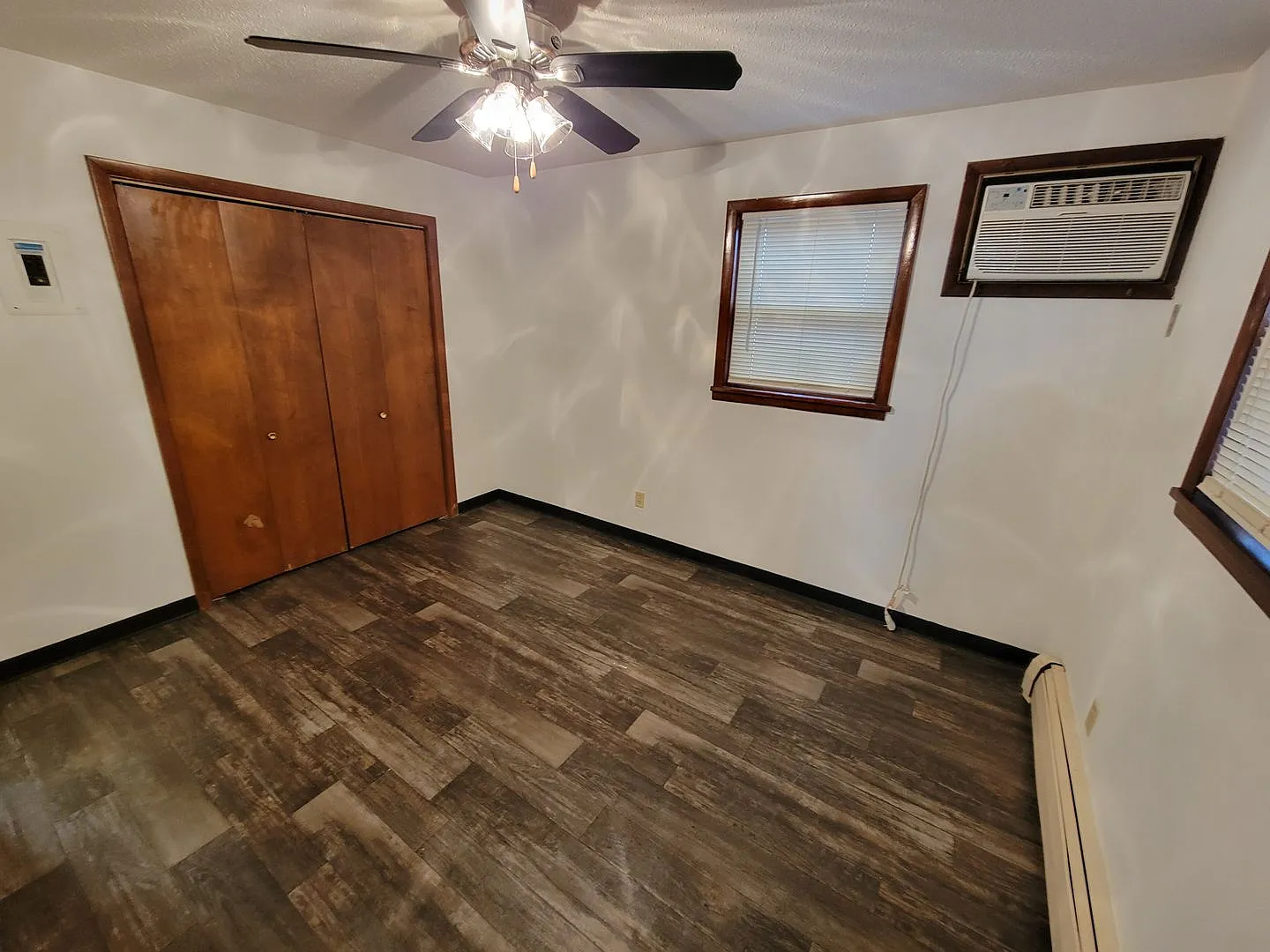 2110 Empire St — Photo 4