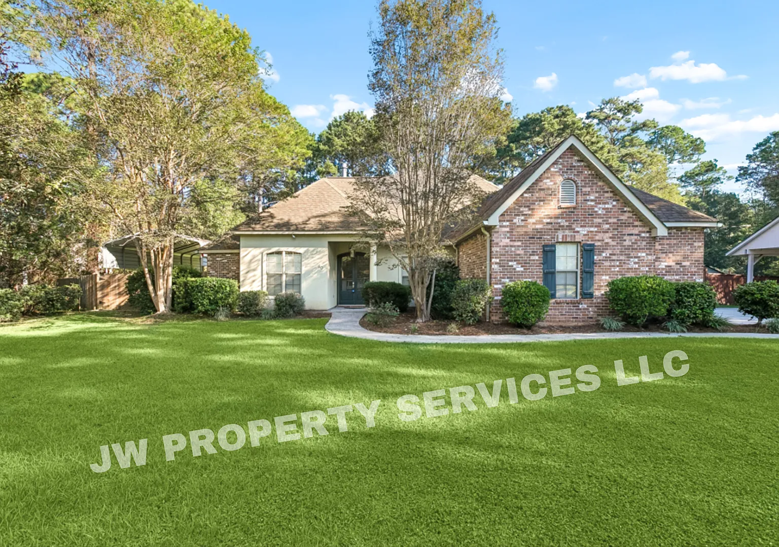 Spacious 4-Bedroom Pet-Friendly Home in Covington — Photo 1