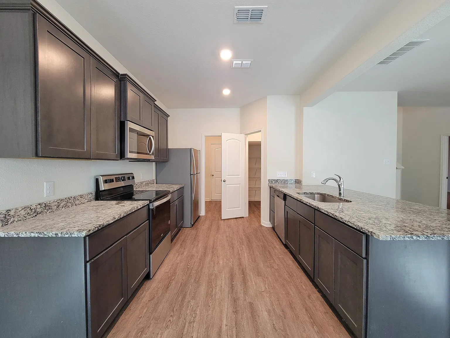 For Lease ; 752 Saratoga Drive ; Seagoville, Tx $2,195/Month ; $2,100 Security Deposit — Photo 4