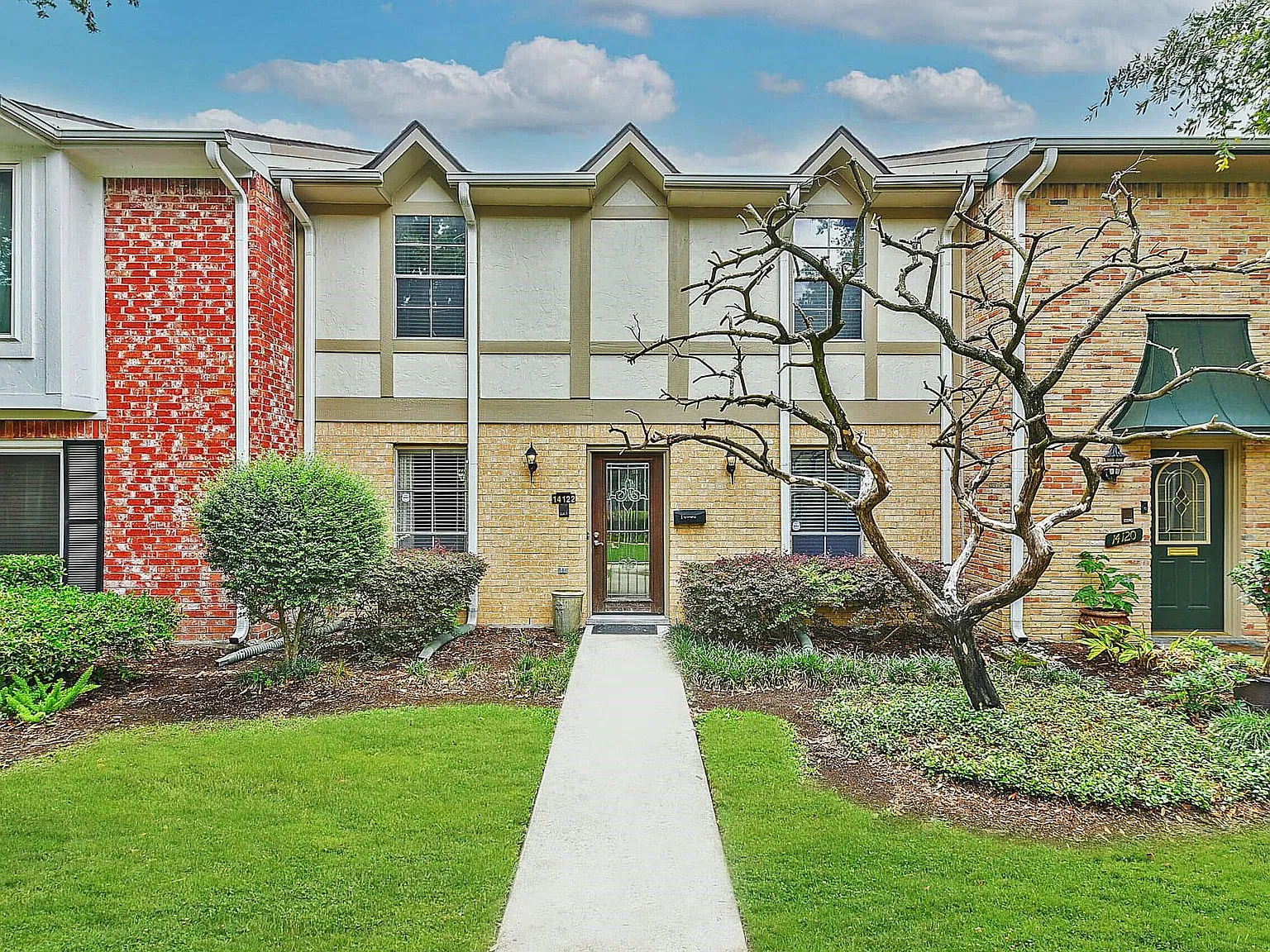 4 bed, 2.5 bath, 2376 sqft, $2,500 — Photo 2