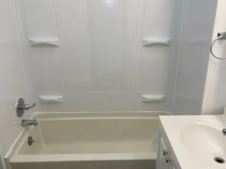 1046 W Walnut St — Photo 12
