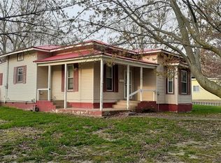 704 Maple Ave, Paris, IL 61944