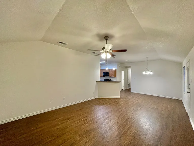 901 Lasso Dr — Photo 3