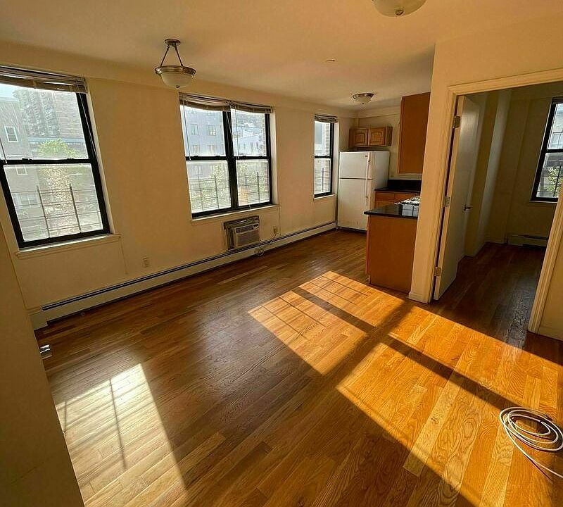 1st image of 86 Moore St APT 3A