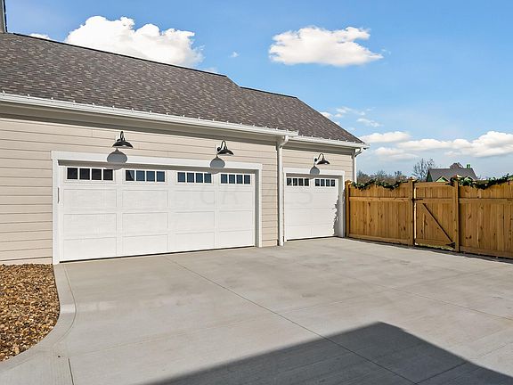 3rd image of 5555 Catalpa Dr