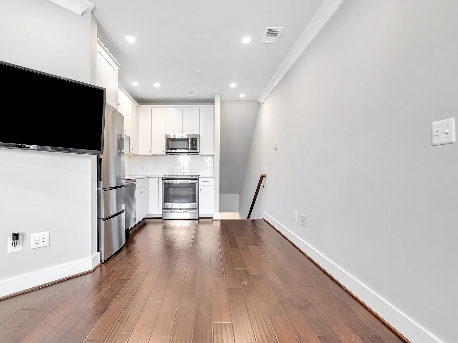 1 Bed / 1 Bath Plus Den Condo Available August 5th — Photo 4
