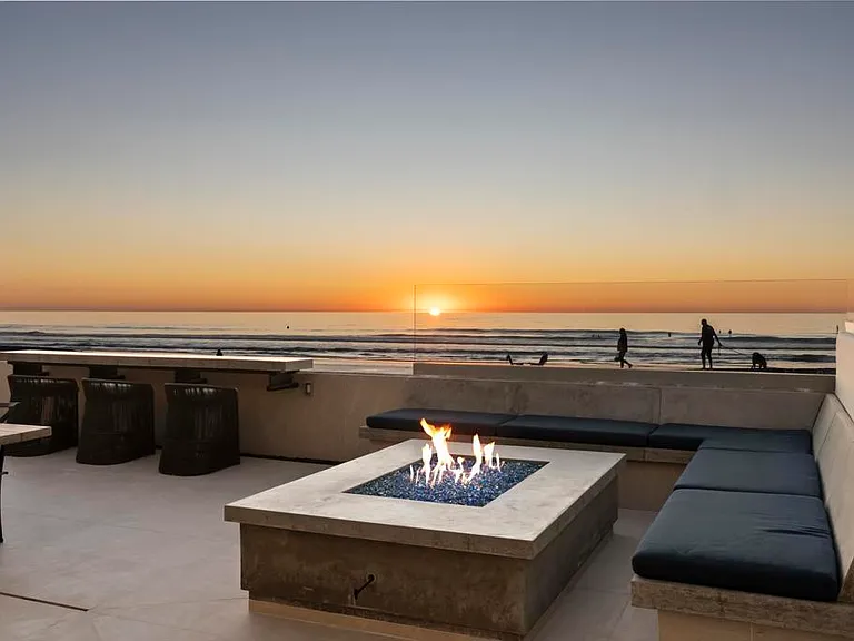 2016 Ocean Front — Photo 9