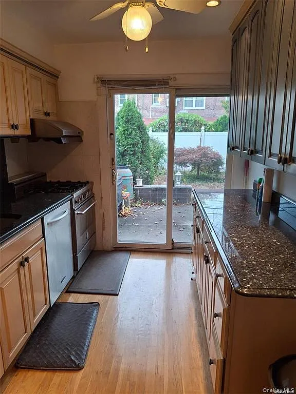 3 bed, 2.5 bath, 1828 sqft, $4,100 — Photo 3