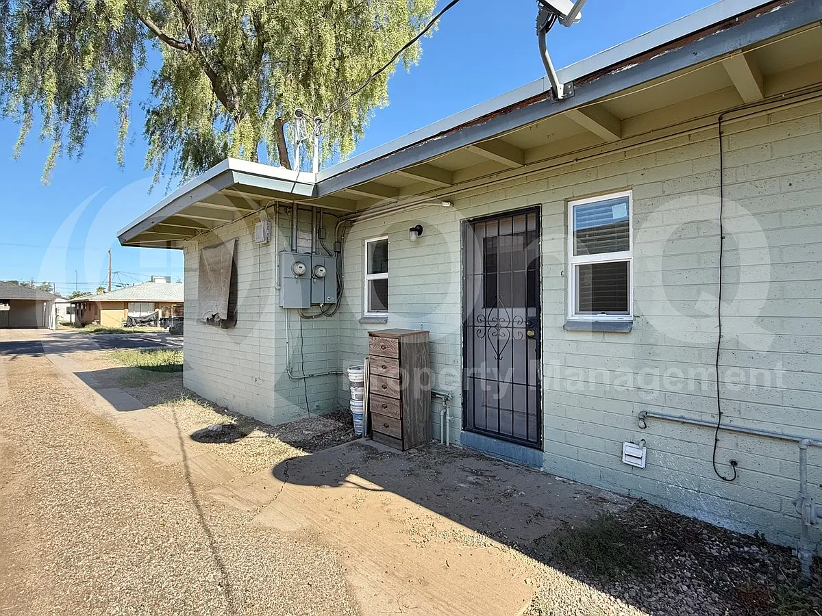 Building Photo - 709 W 1st St #1