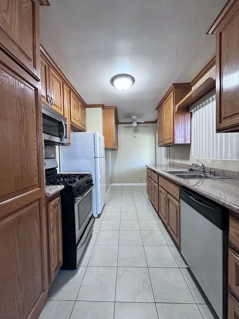 7 El Camino Palms Apartments — Photo 3