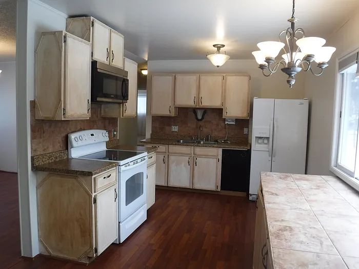 556 Montana Ave — Photo 6