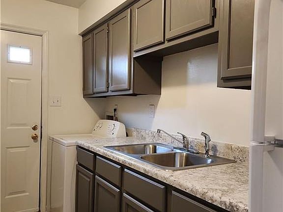 5th image of 129 Hansen Ave APT B