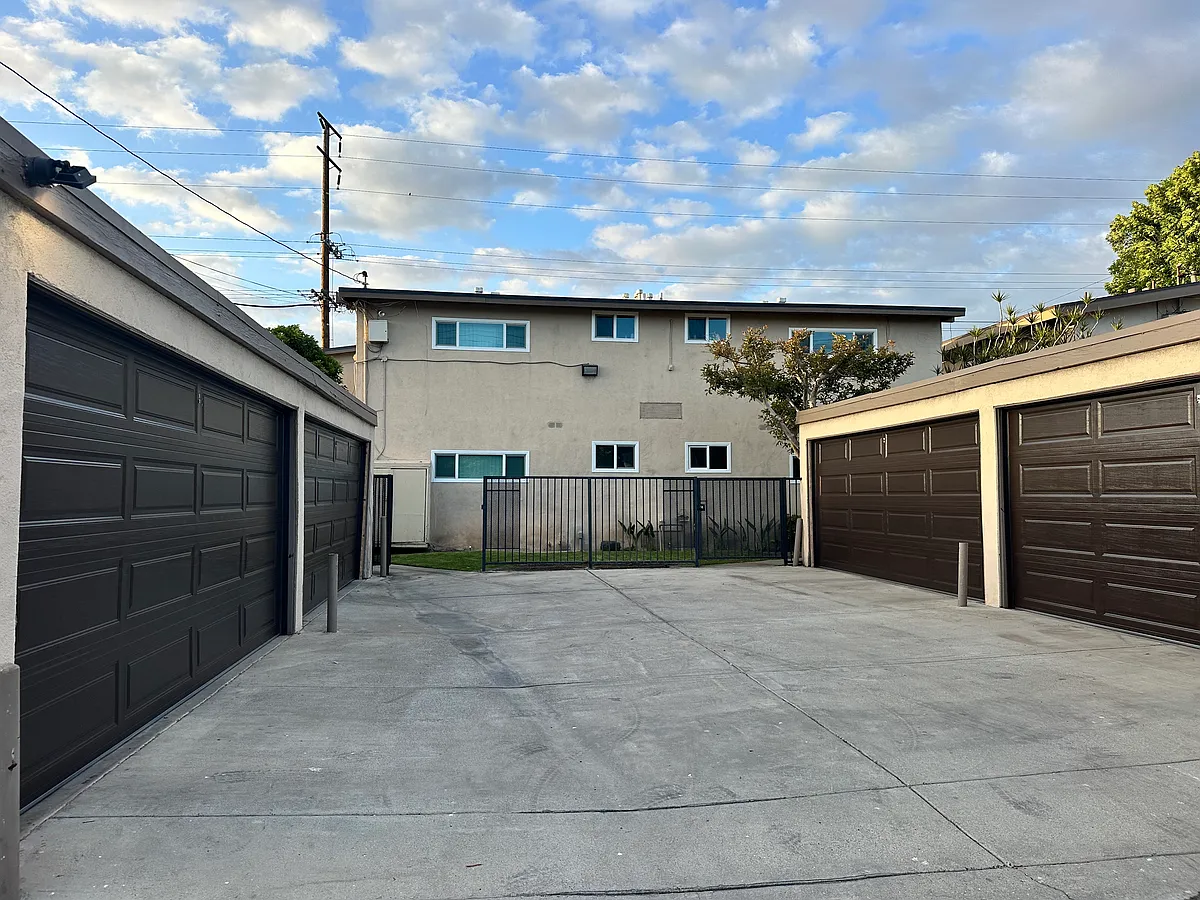 Building Photo - 1854 W Valencia Dr #3