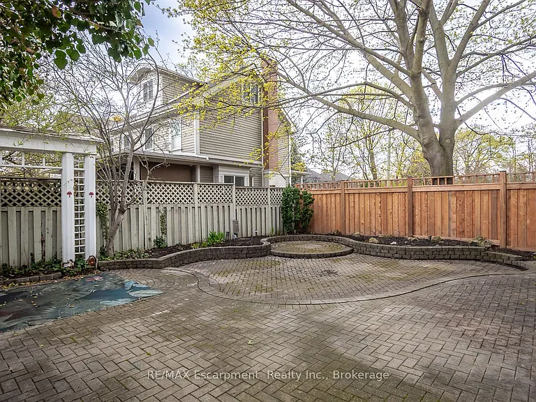 209 Allan St — Photo 23